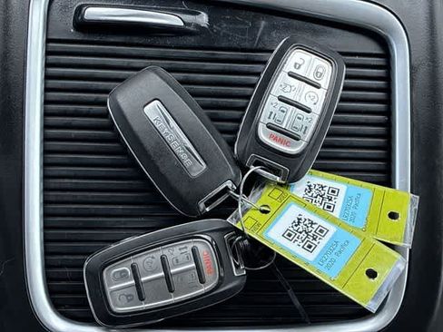 Used 2020 Chrysler Pacifica Limited w/ Advanced Safetytec Group FWD image 36