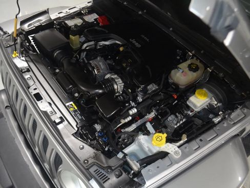 Used 2018 Jeep Wrangler Unlimited Sahara image 33