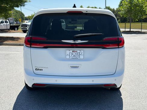 Used 2023 Chrysler Pacifica Touring-L FWD image 6
