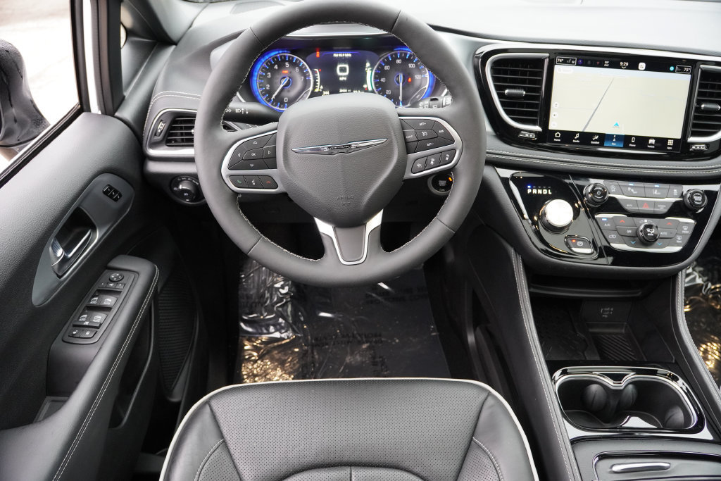 Certified 2026 Chrysler Pacifica Limited FWD image 21