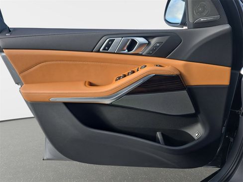 Used 2025 BMW X5 xDrive50e image 30