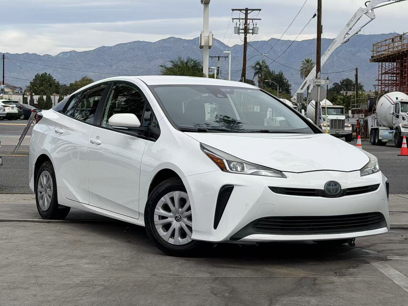 Used 2019 Toyota Prius LE w/ Carpet Mat Package FWD image 4
