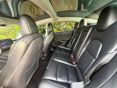 Used 2022 Tesla Model 3 Standard Range image 5