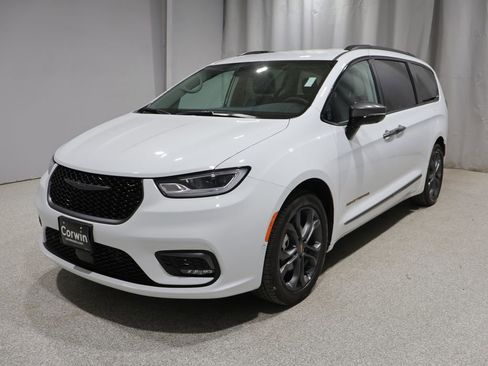 Used 2024 Chrysler Pacifica Touring-L w/ Road Tripper Package FWD image 6
