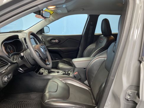 Used 2022 Jeep Cherokee Trailhawk image 9