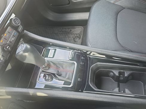 Used 2025 Jeep Compass Trailhawk AWD/4WD image 24