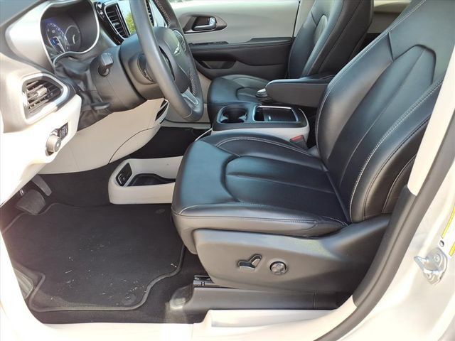 Used 2024 Chrysler Pacifica Touring-L FWD image 12