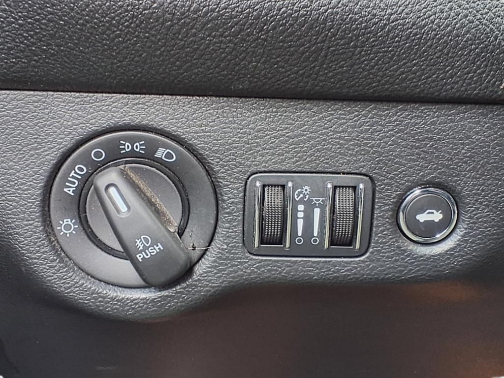Used 2016 Dodge Challenger R/T Scat Pack w/ Leather Interior Group RWD image 17