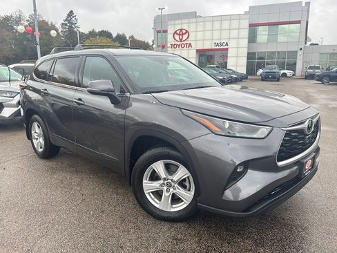 Used 2022 Toyota Highlander LE image 1