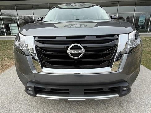 Used 2024 Nissan Pathfinder Platinum image 3