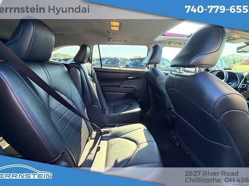 Used 2021 Toyota Highlander XLE AWD/4WD image 31