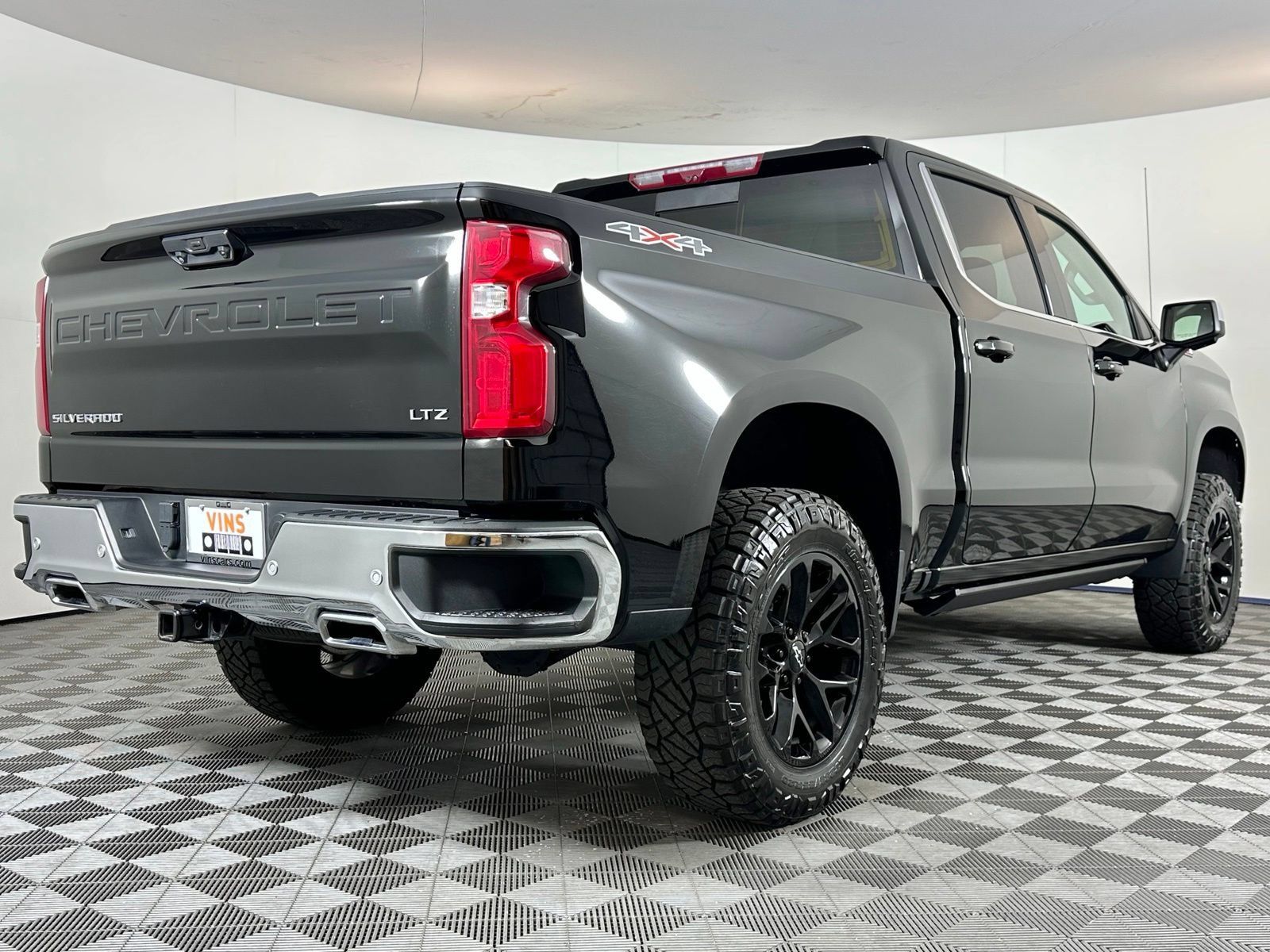 Used 2023 Chevrolet Silverado 1500 LTZ w/ Technology Package AWD/4WD image 4
