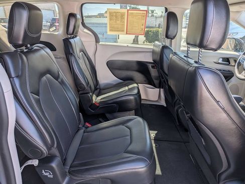 Used 2024 Chrysler Pacifica Touring-L FWD image 27