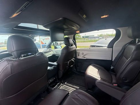 Used 2022 Toyota Sienna Platinum image 19