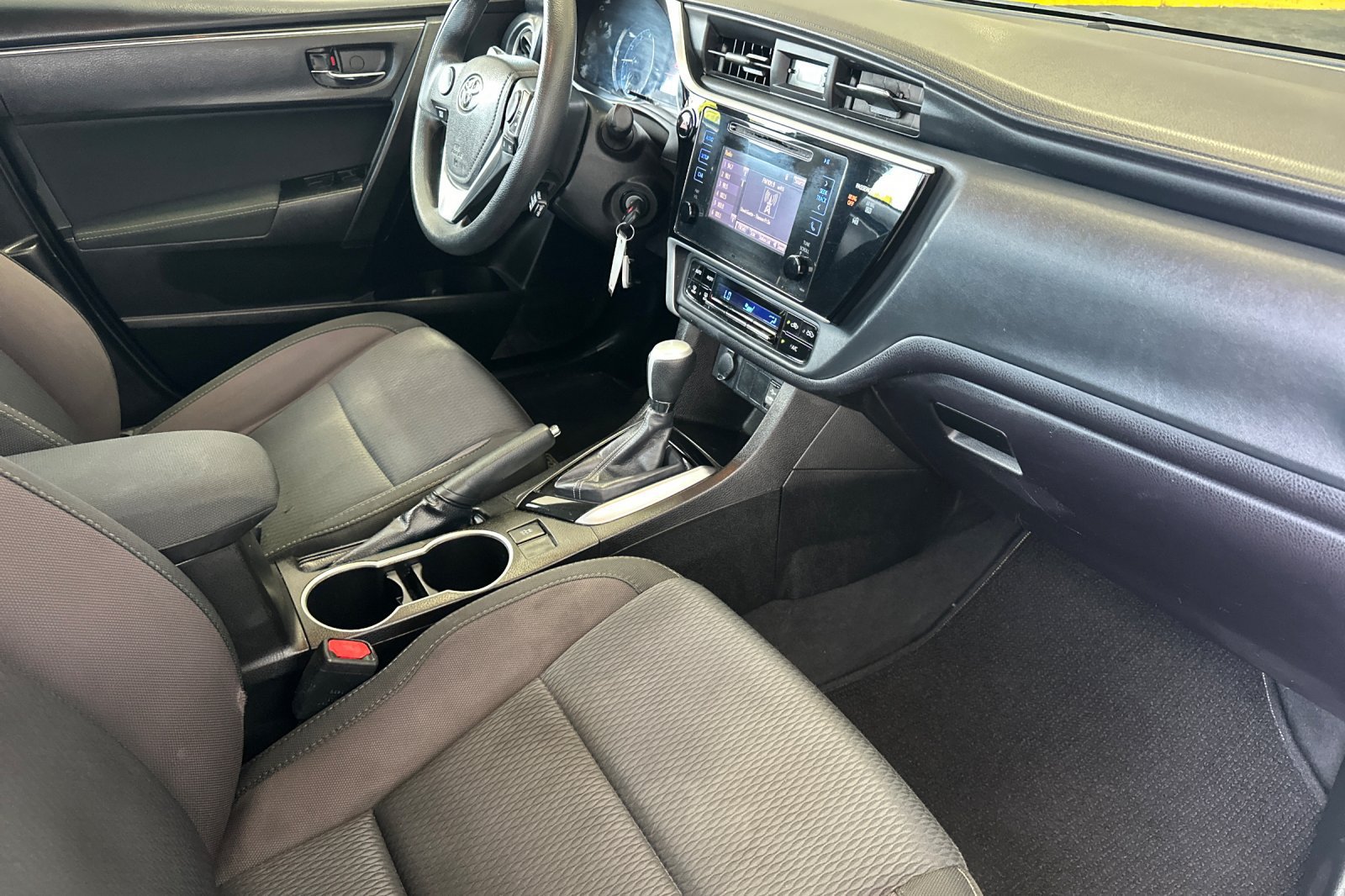Used 2017 Toyota Corolla LE FWD image 15