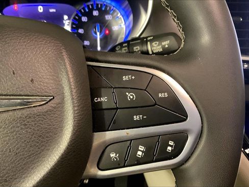 Used 2024 Chrysler Pacifica Touring-L FWD image 19
