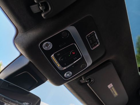 Used 2025 Bentley Flying Spur Plug-In Hybrid image 45