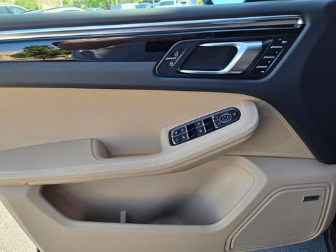 Certified 2025 Porsche Macan AWD/4WD image 19