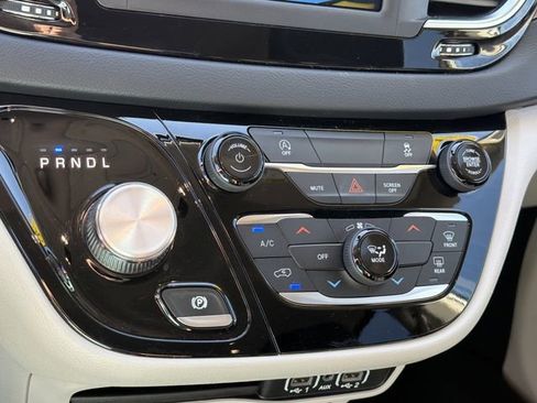 Used 2022 Chrysler Voyager LX FWD image 22