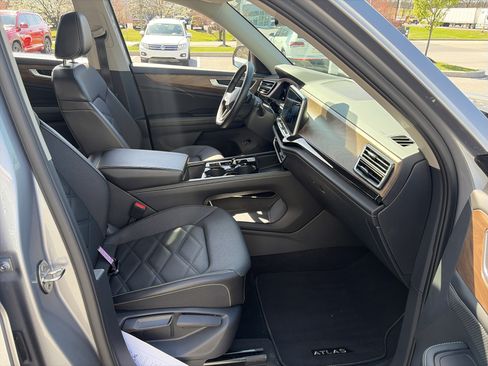 Certified 2024 Volkswagen Atlas SE image 33