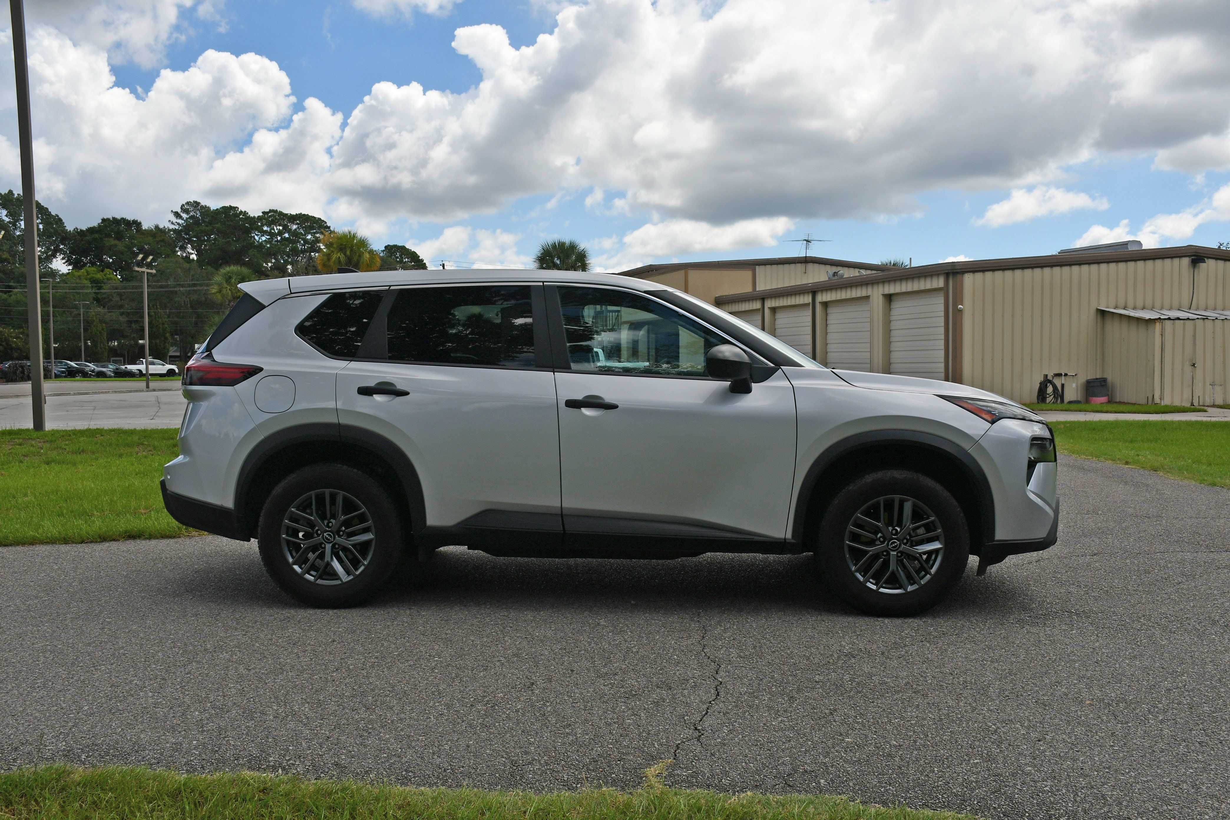 Used 2024 Nissan Rogue S FWD image 5