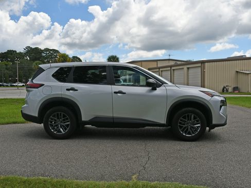 Used 2024 Nissan Rogue S FWD image 5