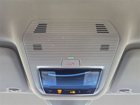 Used 2025 Volkswagen Atlas SE image 32