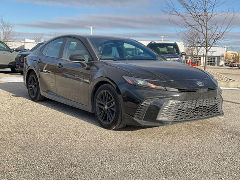 Used 2025 Toyota Camry image 5