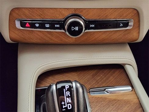 Used 2021 Volvo XC90 T6 Momentum w/ Advanced Package image 19