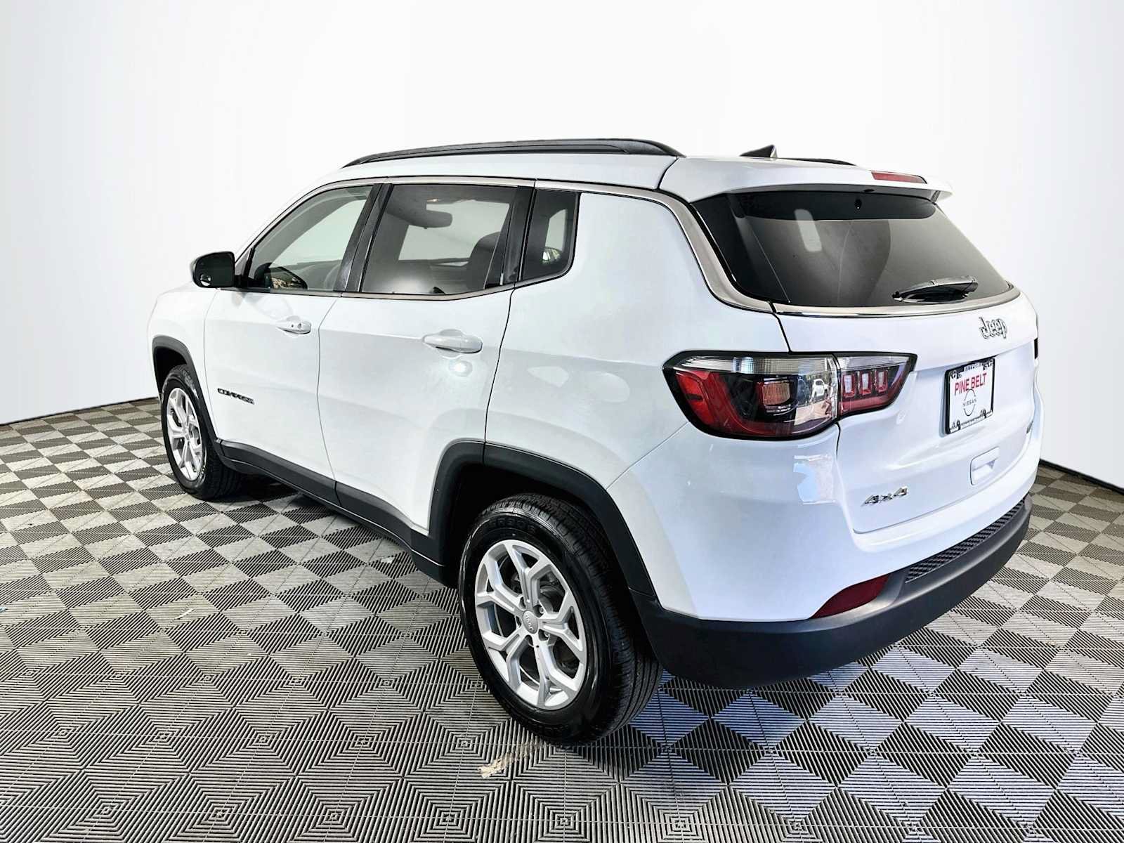 Used 2024 Jeep Compass Latitude AWD/4WD image 6