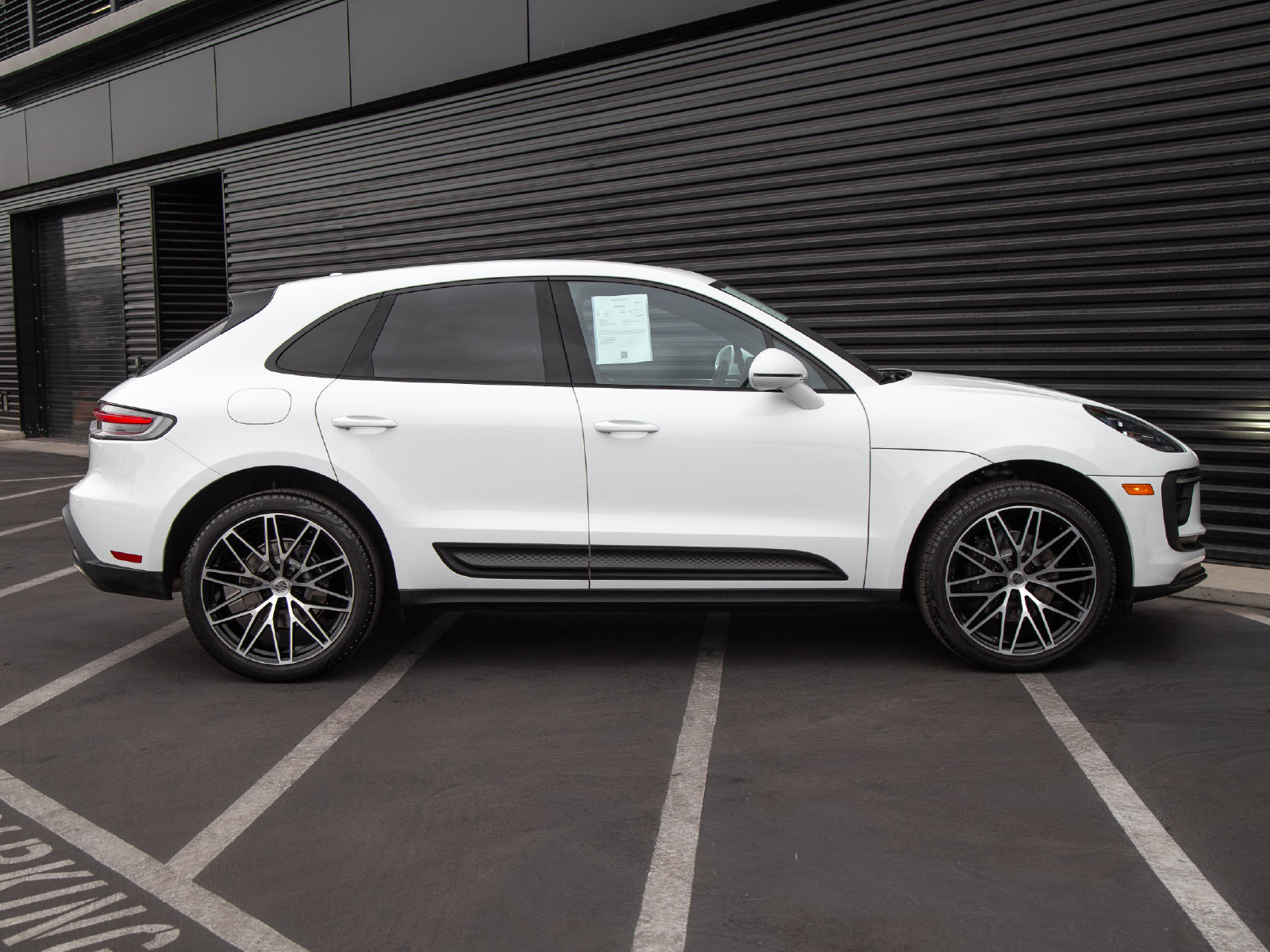 Certified 2023 Porsche Macan AWD/4WD image 8