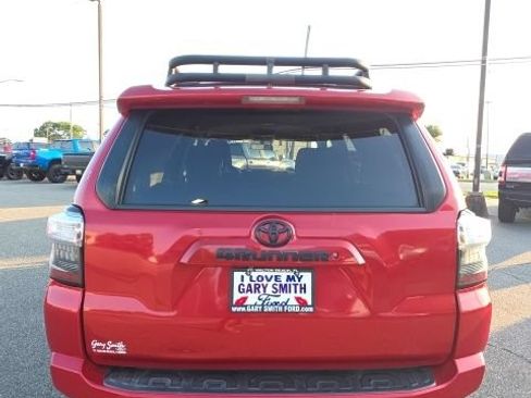 Used 2018 Toyota 4Runner SR5 AWD/4WD image 7