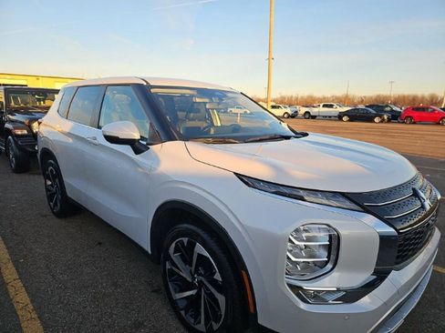 Used 2024 Mitsubishi Outlander SE image 3