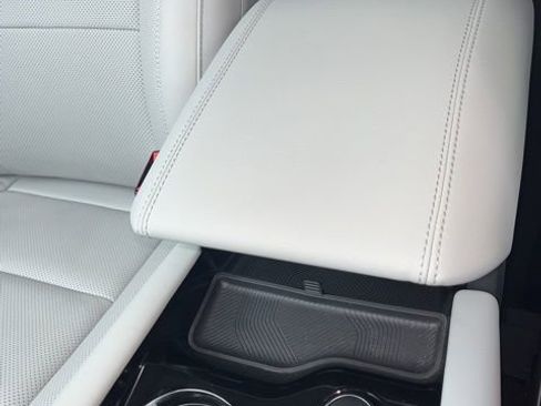 Used 2025 Ford Explorer Platinum w/ Ultimate Package image 25