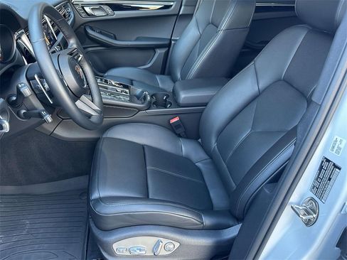 Used 2025 Porsche Macan image 5