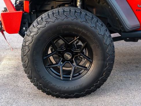 Used 2020 Jeep Gladiator Rubicon w/ Cold Weather Group image 11