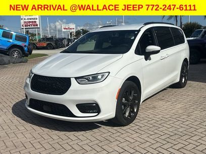 Used 2023 Chrysler Pacifica Touring-L w/ S Appearance Package
