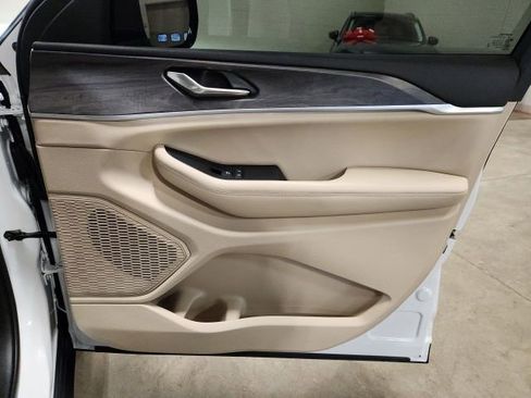 Used 2024 Jeep Grand Cherokee Limited w/ Black Appearance Package image 37