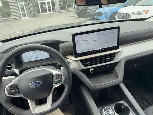 Used 2026 Ford Explorer Active AWD/4WD image 2
