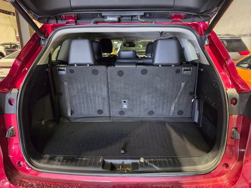 Used 2021 Toyota Highlander XLE AWD/4WD image 9