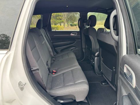 Used 2019 Jeep Grand Cherokee Laredo RWD image 14
