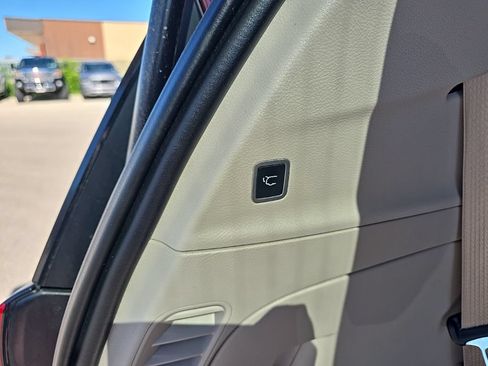 Used 2017 Chrysler Pacifica Touring-L Plus w/ Tire & Wheel Group FWD image 9