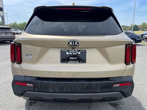Used 2021 Kia Sorento S w/ Panoramic Sunroof Package image 4