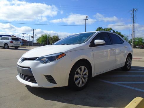 Used 2015 Toyota Corolla LE image 2