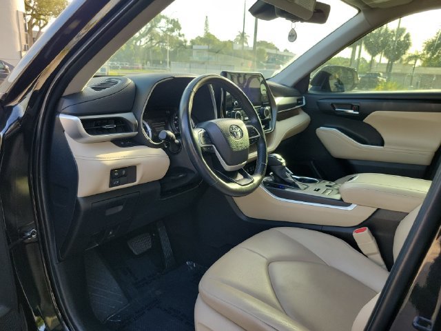 Used 2024 Toyota Highlander XLE AWD/4WD image 11
