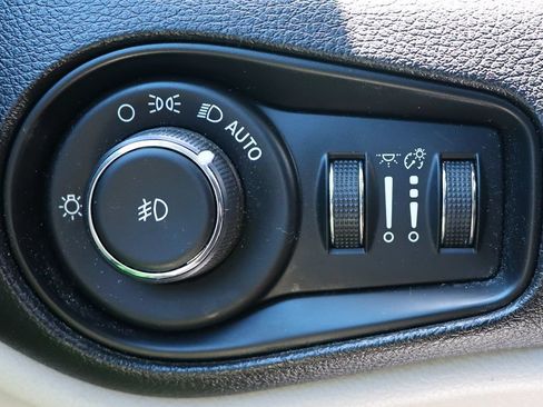 Used 2018 Jeep Renegade Latitude FWD image 42