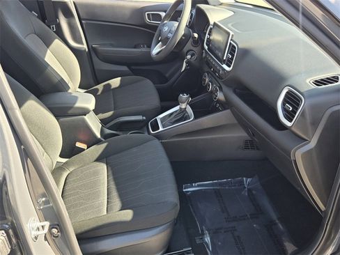 Certified 2025 Hyundai Venue SE image 18