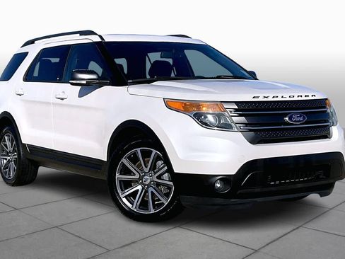 Used 2015 Ford Explorer XLT w/ Equipment Group 202A image 2