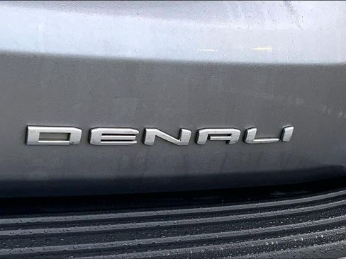 Used 2021 GMC Yukon Denali w/ Denali Premium Package image 9
