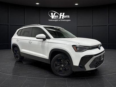 Used 2025 Volkswagen Taos SE w/ Panoramic Sunroof Package